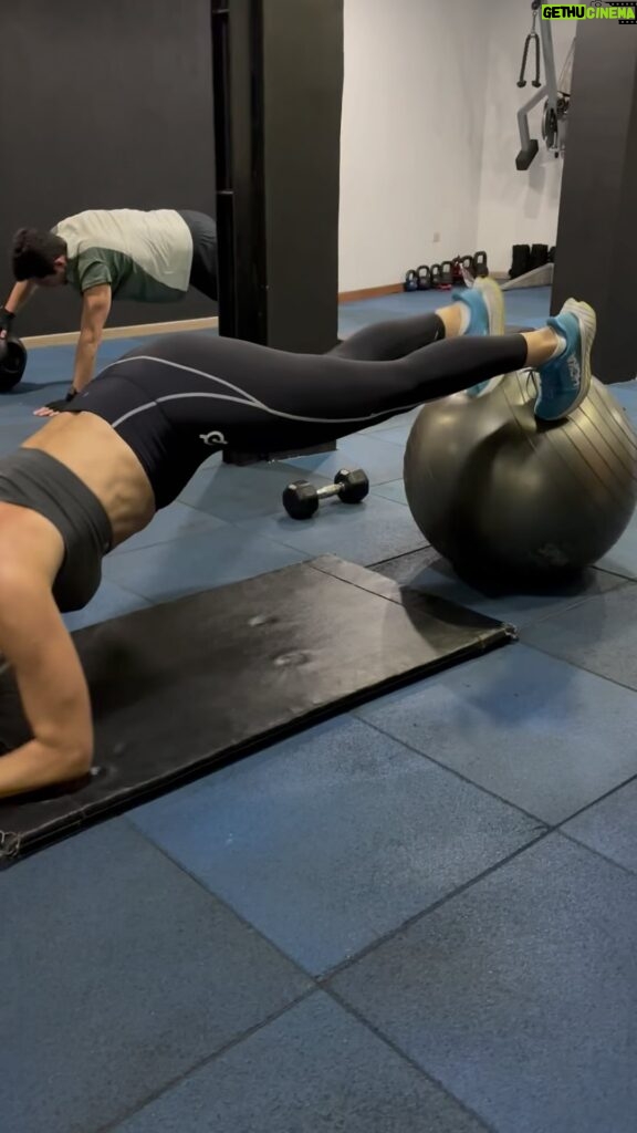 Marcela Carvajal Instagram - No hay como trabajar el jet lag y las horas sentada (en un avión y en una peluquería), en un gimnasio. Aquí en Bogotá en el mejor training @stepaheadfitness en #rosales. Best way to to work the jet lag and the hours sitted in a plane and in the hair dresser. Here in #bogotá with the best @stepaheadfitness