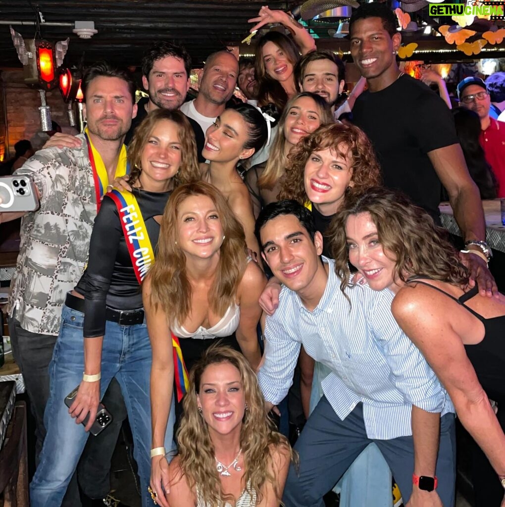 Marcela Carvajal Instagram - Un poco de la última noche donde me despedí de mis compañeros de serie pero me reencontré con otros compañeros que no veía hace mucho tiempo!!! @lamuelagonzalez @claudiodlatorre @julianagalvisv @lidiasanjose.oficial @rodolfosalas03 @jfsamper @caromirandaof @marisolcorreavega @juliancerati @emilianopernia @juansediez10 @danielasarria1 @johnojeda17 @manolocardona @carlos1torres1 @mabelmoreno1 @sebastianosmer @juana_acosta @marcelamar07 @diegotrujillo #wrapupparty