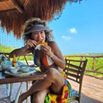 Marcela Carvajal Instagram - Como no comerme una arepa e’huevo en el caribe de mi tierra!! Que lindo país tenemos!!! #colombiancaribbean #barú #arepaehuevo. If you go to our Colombian Caribbean, you gotta try la arepa e’huevo with some spicy souce and suero a kind of sour cream!! Delicious!