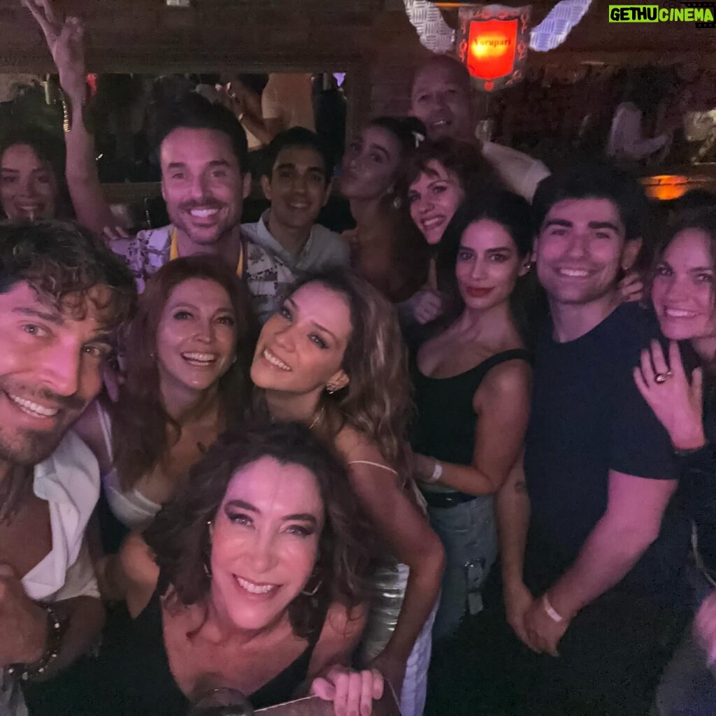 Marcela Carvajal Instagram - Un poco de la última noche donde me despedí de mis compañeros de serie pero me reencontré con otros compañeros que no veía hace mucho tiempo!!! @lamuelagonzalez @claudiodlatorre @julianagalvisv @lidiasanjose.oficial @rodolfosalas03 @jfsamper @caromirandaof @marisolcorreavega @juliancerati @emilianopernia @juansediez10 @danielasarria1 @johnojeda17 @manolocardona @carlos1torres1 @mabelmoreno1 @sebastianosmer @juana_acosta @marcelamar07 @diegotrujillo #wrapupparty