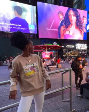 Margaret Odette Instagram - We made it to Times Sq Baybeeeee🥳
@sexlife 
@netflix
@sarahshahi 
@adam_demos @realmikevogel 
@littleruke
@margaretodette 
#timessquarebillboards