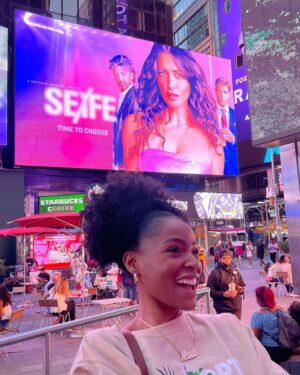Margaret Odette Instagram - We made it to Times Sq Baybeeeee🥳
@sexlife 
@netflix
@sarahshahi 
@adam_demos @realmikevogel 
@littleruke
@margaretodette 
#timessquarebillboards