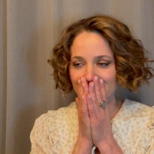 Margarita Levieva Instagram - Word of advice;

If making an audition tape...do not eat a bunch of onions before-hand.

(Volume up please.)

#enjoy #happyfriday 
#laughteristhebestmedicine #dontaskwherethatcrazychucklecamefrom 
#onionsplusexhaustion😳 #majorburpattack #auditionchronicles 🤦🏼‍♀️ @lydiaf95 
 you’re a champ!!!! ❤️ 

Вот так у меня идут просмотры!!!