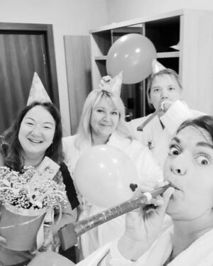 Margarita Rodina Instagram - Я недавно сидела с подругой в кафе и мимо нас прошла девушка и моя подруга ей вслед говорит - фу, слишком красивая телка, аж неприятно! Я смотрю - а там правда - такая красивая, что невозможно отвести взгляд, я прям залюбовалась. 
Почему мы так реагируем на чужую красоту, ведь женщины это так прекрасно! мне вообще нравится смотреть на женщин -  мы все невероятно красивы.

С короткими волосами, с длинными. С татуировками и загаром, с пирсингом, с ресницами, с губами, жестами, с поворотом головы, движением плечом. 
Как сильно красивы женщины в 20, красивы в 40, красивы в 60! С детьми и без, с мужчиной и без, с собачкой в сумке, с кошкой на аватарке.

Красивы танцующие на свадьбе у подруги, спорящие на кухне, смеющиеся в кафе, злящиеся на дождь и дебильный лак для волос. Флиртующие на свиданиях, плачущие над Серканом Болатом
Любящие, вспоминающие, циничные, удаляющие его фотки, кричащие - да больше никогда и снова влюбляющиеся! 

Бедные мужчины, как вы выдерживаете столько красоты? я понимаю почему некоторые религиозные фанатики при встрече с женщиной отворачиваются! потому что это слишком сильно, красиво, притягательно!

Женщины, вы прекрасны! В любом возрасте, в любом теле. Никогда этого не забываете!

Мужчины - вас я тоже люблю, но это совсем другой пост)

#женскийстендап 
#красотаспасетмир 
#женщины