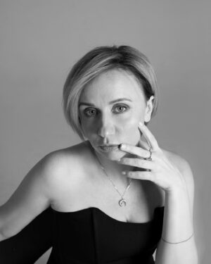 Margarita Rodina Instagram - Была я тут на приеме у врача- гинеколога и в какой-то момент она, не вынимая головы, говорит- «Боже, ну до чегож у вас еще репродуктивная матка, по ней прям видно, что она еще хочет рожать! Может подумаете?»

 А у меня как бы трое детей и летом мне 45! Все, о чем я могу думать- что следующий паспорт бессрочный!!! Поэтому, если у меня кто-то хочет рожать, то пожалуйста- пусть съезжает и рожает сколько влезет!! Я вообще не против! Только замки поменяю.

 Все, что я уже рожу в своей жизни - это проект, шоу и два сценария! Я прям сейчас в процессе зачатия! 
Ждите!!

Фото @ann_chagley 

#женскийстендап
#сценарий
#кино