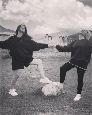 Margarita Rodina Instagram - Я недавно сидела с подругой в кафе и мимо нас прошла девушка и моя подруга ей вслед говорит - фу, слишком красивая телка, аж неприятно! Я смотрю - а там правда - такая красивая, что невозможно отвести взгляд, я прям залюбовалась. 
Почему мы так реагируем на чужую красоту, ведь женщины это так прекрасно! мне вообще нравится смотреть на женщин -  мы все невероятно красивы.

С короткими волосами, с длинными. С татуировками и загаром, с пирсингом, с ресницами, с губами, жестами, с поворотом головы, движением плечом. 
Как сильно красивы женщины в 20, красивы в 40, красивы в 60! С детьми и без, с мужчиной и без, с собачкой в сумке, с кошкой на аватарке.

Красивы танцующие на свадьбе у подруги, спорящие на кухне, смеющиеся в кафе, злящиеся на дождь и дебильный лак для волос. Флиртующие на свиданиях, плачущие над Серканом Болатом
Любящие, вспоминающие, циничные, удаляющие его фотки, кричащие - да больше никогда и снова влюбляющиеся! 

Бедные мужчины, как вы выдерживаете столько красоты? я понимаю почему некоторые религиозные фанатики при встрече с женщиной отворачиваются! потому что это слишком сильно, красиво, притягательно!

Женщины, вы прекрасны! В любом возрасте, в любом теле. Никогда этого не забываете!

Мужчины - вас я тоже люблю, но это совсем другой пост)

#женскийстендап 
#красотаспасетмир 
#женщины