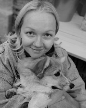 Margarita Rodina Instagram - Я недавно сидела с подругой в кафе и мимо нас прошла девушка и моя подруга ей вслед говорит - фу, слишком красивая телка, аж неприятно! Я смотрю - а там правда - такая красивая, что невозможно отвести взгляд, я прям залюбовалась. 
Почему мы так реагируем на чужую красоту, ведь женщины это так прекрасно! мне вообще нравится смотреть на женщин -  мы все невероятно красивы.

С короткими волосами, с длинными. С татуировками и загаром, с пирсингом, с ресницами, с губами, жестами, с поворотом головы, движением плечом. 
Как сильно красивы женщины в 20, красивы в 40, красивы в 60! С детьми и без, с мужчиной и без, с собачкой в сумке, с кошкой на аватарке.

Красивы танцующие на свадьбе у подруги, спорящие на кухне, смеющиеся в кафе, злящиеся на дождь и дебильный лак для волос. Флиртующие на свиданиях, плачущие над Серканом Болатом
Любящие, вспоминающие, циничные, удаляющие его фотки, кричащие - да больше никогда и снова влюбляющиеся! 

Бедные мужчины, как вы выдерживаете столько красоты? я понимаю почему некоторые религиозные фанатики при встрече с женщиной отворачиваются! потому что это слишком сильно, красиво, притягательно!

Женщины, вы прекрасны! В любом возрасте, в любом теле. Никогда этого не забываете!

Мужчины - вас я тоже люблю, но это совсем другой пост)

#женскийстендап 
#красотаспасетмир 
#женщины