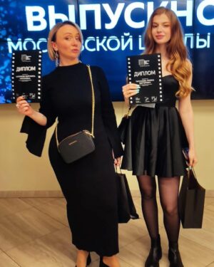 Margarita Rodina Instagram - Ну что - свершилось!
Я дипломированный специалист! По сценарному мастерству)

Вчера в Московской школе кино был выпускной с вручением дипломов.
Да, мне 44 года, я пошла на свой выпускной и да, мне туда сопровождал парень!
Дальше, видимо, будет кто-то на скейте)

Это были сумасшедшие 2,5 года. Лучший курс - мы уже приняли участие в 24 проектах, выиграли конкурсы, были на фестивалях, получали финансирование и снимали свое кино. 
 Прикиньте, что мы будем вытворять с дипломами! 

Обнимаю всех своих талантливых сокурсников. Кланяюсь в пол нашему куратору - Олегу Сироткину. Преклоняюсь перед лучшим педагогическим составом!

 И помните- в кино все профессии важны. Все! Но!
В НАЧАЛЕ БЫЛО СЛОВО!

И главное, со мной вчера получила диплом моя дочь - в профессии «Художник по гриму». Выпускницы)

Образ @nina_nezhinskaia 
Платье @tronovabrand 

#кино #выпускной 
#женскийстендап