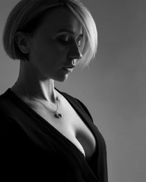 Margarita Rodina Instagram - АНТИ-ИТОГИ

В этом году я:
-мало отдыхала, хотя обещала больше!
-мало проводила времени с семьей, детьми, мамой, друзьями. Все откладывала на потом, так год и прошел!
-мало думала о своем здоровье! Не болит и хорошо, заболит-решим, что я зря деньги зарабатываю! Больше так не буду!
- не устроила личную жизнь. Работа.дедлайны, гастроли, учеба. Мужчины потерялись в этом списке важных дел
- не перестала злиться, завидовать, обсирать других людей. 
- йога и я так и не познакомились!
- не купила квартиру
-не купила Дайсон и новую стиралку
- не позвонила куче людей после слов- я тебе позвоню попозже
-не сказала куче людей- я тебя люблю, ценю, восхищаюсь!
-Мало спала и ела опять всякую хрень!
-забыла,где мои границы

Пора любить себя!

Фото @ann_chagley 
Мэйк @nina_nezhinskaia 
Волосы @andrey_adis 
Грудь своя

#женскийстендап 
#марафон 
#держись