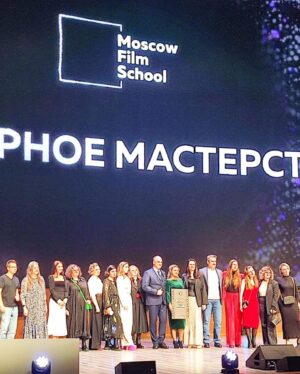 Margarita Rodina Instagram - Ну что - свершилось!
Я дипломированный специалист! По сценарному мастерству)

Вчера в Московской школе кино был выпускной с вручением дипломов.
Да, мне 44 года, я пошла на свой выпускной и да, мне туда сопровождал парень!
Дальше, видимо, будет кто-то на скейте)

Это были сумасшедшие 2,5 года. Лучший курс - мы уже приняли участие в 24 проектах, выиграли конкурсы, были на фестивалях, получали финансирование и снимали свое кино. 
 Прикиньте, что мы будем вытворять с дипломами! 

Обнимаю всех своих талантливых сокурсников. Кланяюсь в пол нашему куратору - Олегу Сироткину. Преклоняюсь перед лучшим педагогическим составом!

 И помните- в кино все профессии важны. Все! Но!
В НАЧАЛЕ БЫЛО СЛОВО!

И главное, со мной вчера получила диплом моя дочь - в профессии «Художник по гриму». Выпускницы)

Образ @nina_nezhinskaia 
Платье @tronovabrand 

#кино #выпускной 
#женскийстендап