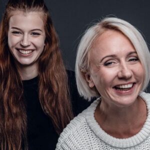 Margarita Rodina Instagram - У меня трое детей, два совершеннолетних, но до сих пор меня веселят люди, у которых очень маленькие дети или совсем нет и они дают советы так, как будто знают ту самую истину воспитания: Я детям лучший друг! у нас никогда не будет друг от друга секретов! мы всегда все будем делать вместе!
Все время хочется узнать - и на вписку пойдете вместе, на первую дискотеку, будешь рядом во время первого поцелуя?  Вы родитель в первую очередь, это надо помнить. Друзья у них будут и без вас!

Но пару раз я реально теряда дар речи и не знала, что ответить. Это когда одна моя знакомая на детской площадке сказала - моя дочь Ни-ко-Гда не будет заниматься этим вашим сексом.
И второй раз - когда на родительском собрании в 9 классе - одна из мам, глядя на тетрадь, где ее сын нарисовал член, кричала - это не мог сделать мой сын, он же этого никогда не видел! 
 Для меня это было и дико и страшно!
 
И вот у меня несколько вопросов к родителям! Очень нужны ваши ответы! НУ или хотя бы ответьте для себя!

Кто должен рассказать вашему ребенку о сексе? 
1. Ой, нам никто не рассказывал и нормальные выросли 
2. Да они уже больше нас знают, че им там рассказывать
3. В нашей семье такие слова не используются 
 
Должны ли быть в школе уроки сексуального воспитания? 
1. Это школа, а не бордель!
2. нет, там очень странные женщины, это страшно!
3 прекратите говорить это слово - я на вас пожалуюсь 
 
Понимаете ли вы, глядя на вашего ребенка, что в его жизни будет секс, в каком возрасте это нормально? 
1. нет, не хочу думать 
2 у нас в семье этого нет! У деда его не было, у отца, и у него тоже не будет! 
3 пусть выучится, на работу устроится, родит, тогда и поговорим об этом вашем сексе!
 
Ваша реакция, если вы увидели, что ваш ребенок изучает свое тело? 
1 мы приличная семья, хватит тут пошлить! 
2 будет спать с руками на одеяле 
3 да сколько можно, тебе уже 30 - съезжай! 
 
Все вопросы носят исключительно стебный характер и навеяны комментариями под рилсами - мерзость, пошлось, фу, как можно об этом шутить! 
 
Но вы все-таки задумайтесь! это необходимо…..

Фото @ezhonmonster 

#женскийстендап 
#воспитание 
#тест