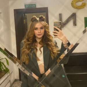 Margarita Rodina Instagram - 21 год, как ты называешь меня мамой, закатываешь глаза на мои шутки, путаешь мою косметику со своей (моя дорогая!), делишься своими заботами и радостями и модными толстовками!

Сложно было отпустить тебя в этот большой мир и надеяться, что он тебя не обидит! Я учусь быть мамой взрослой и красивой девушки, это сложнее, чем в пубертате! Потому что это уже точно навсегда)

Но все получится!
Впервые скажу- но глядя на тебя, я понимаю, что и внуки у меня будут тоже очень красивые! 
Люблю, обнимаю, с днем рождения, дочка!

#деньрождения
#женскийстендап
#люблюцветы