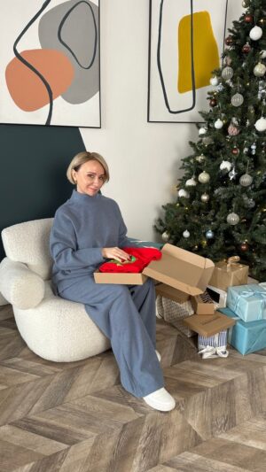 Margarita Rodina Instagram - Все еще не решили, что подарить друзьям и семье? 🎄

Тогда мы идем к вам! Вернее, лучше вы к нам - за крутыми идеями, которые гарантируют новогоднее настроение вам и вашим близким. 

Приходите за покупками и вдохновением в онлайн-магазин Barmariska.ru. Предусмотена бесплатная доставка и возможность платы долями 🫶🏻