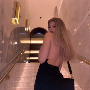 Margarita Rodina Instagram - 21 год, как ты называешь меня мамой, закатываешь глаза на мои шутки, путаешь мою косметику со своей (моя дорогая!), делишься своими заботами и радостями и модными толстовками!

Сложно было отпустить тебя в этот большой мир и надеяться, что он тебя не обидит! Я учусь быть мамой взрослой и красивой девушки, это сложнее, чем в пубертате! Потому что это уже точно навсегда)

Но все получится!
Впервые скажу- но глядя на тебя, я понимаю, что и внуки у меня будут тоже очень красивые! 
Люблю, обнимаю, с днем рождения, дочка!

#деньрождения
#женскийстендап
#люблюцветы