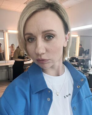 Margarita Rodina Instagram - Не знаю, что у вас там за ретроградный Меркурий, но у меня в этом году пока все сбывается: 
 -дочь съехала
- я купила дайсон
- попала на северное сияние

Недавно увидела у знакомой кольцо на большом пальце и такая - хочу такое же! И тут же сбылось! Хорошо, что мужа ее не попросила ….

Мне подарили нежнейший набор из серебра - кольцо на большой палец , Кафф на ухо и цепочку из коллекции Тифлис @qariqris 
( фото в карусели)
Конечно же я тут все надела и не собираюсь снимать, мне комфортно очень. Особенно спасибо за кафф - не давит, ничего не отекает, просто невесомый. Вот бы и с возрастом было бы так же…

Спасибо!
Пойду загадаю  себе квартиру и ремонт!

#украшения 
#женскийстендап
#марафонжеланий