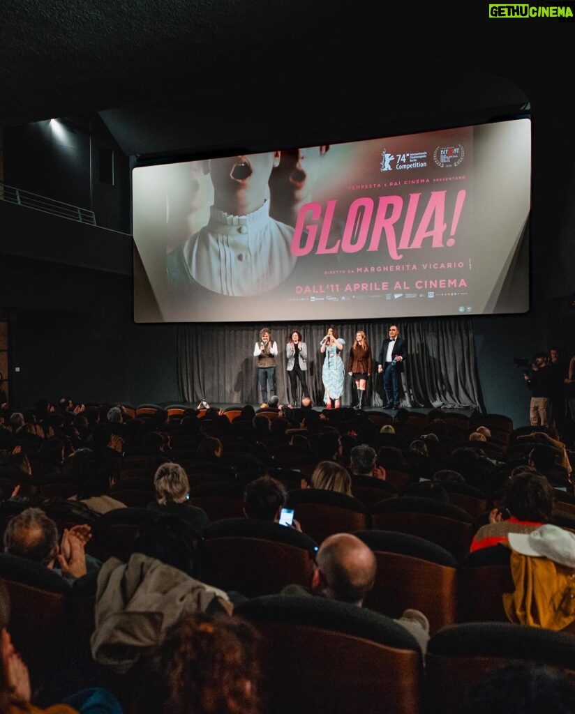 Margherita Vicario Instagram - Mi fanno male gli zigomi da quanto ho sorriso ieri sera all’anteprima milanese di “Gloria!”. GRAZIE INFINITE a tutti gli amici musicisti e non che sono venuti a scoprire il film. 🕊️❤️ Grazie a @galateabellugi ed @elio_eelst elegantissimo attore cinematografico! A @_______dade 🕳️ A @01distribution @rai_cinema @tempestafilm @japoco_b @metatronmgmt @pietrocamonchia @camilla_monge @islandrecords_it @lindanegrini @goigest girlz @t3kneagency @spaziocinema A @simonesifufurlan per la cura, a @viviennewestwood che un total look più Gloria! di così non si poteva))) A @beabongiasca 💍 A @grant_hairdresser per avermi pettinato A @raffaeleschioppomakeup 💥 e a tutte le persone che stanno lavorando all’uscita di questa creatura. DALL’11 APRILE AL CINEMA, “GLORIA!” sulle sue gambe. A chi l’ha già visto, grazie per le parole e gli sguardi❤️ 📸 @clara.parmigiani