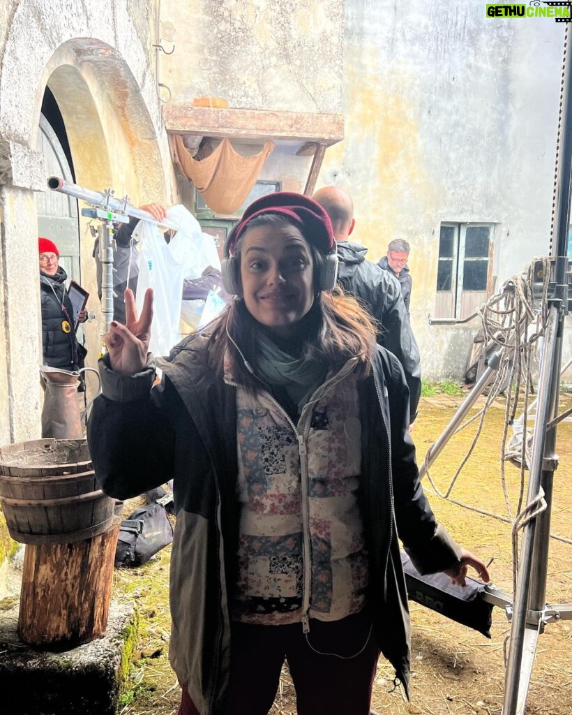 Margherita Vicario Instagram - Com’ero sul set Vs come sono veramente 😏❤️‍🔥 (o Del Fascino del Set) GLORIA! è ancora al cinema. 🕊️🕊️🕊️ . @01distribution @tempestafilm @rai_cinema