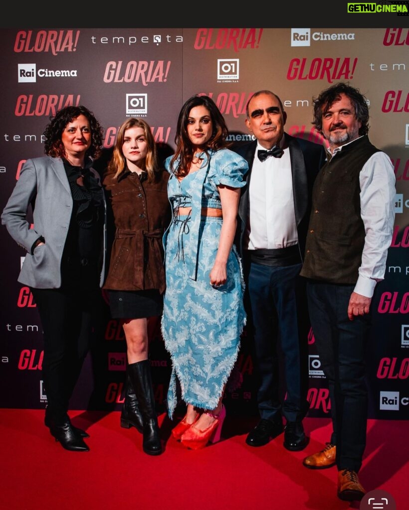 Margherita Vicario Instagram - Mi fanno male gli zigomi da quanto ho sorriso ieri sera all’anteprima milanese di “Gloria!”. GRAZIE INFINITE a tutti gli amici musicisti e non che sono venuti a scoprire il film. 🕊️❤️ Grazie a @galateabellugi ed @elio_eelst elegantissimo attore cinematografico! A @_______dade 🕳️ A @01distribution @rai_cinema @tempestafilm @japoco_b @metatronmgmt @pietrocamonchia @camilla_monge @islandrecords_it @lindanegrini @goigest girlz @t3kneagency @spaziocinema A @simonesifufurlan per la cura, a @viviennewestwood che un total look più Gloria! di così non si poteva))) A @beabongiasca 💍 A @grant_hairdresser per avermi pettinato A @raffaeleschioppomakeup 💥 e a tutte le persone che stanno lavorando all’uscita di questa creatura. DALL’11 APRILE AL CINEMA, “GLORIA!” sulle sue gambe. A chi l’ha già visto, grazie per le parole e gli sguardi❤️ 📸 @clara.parmigiani