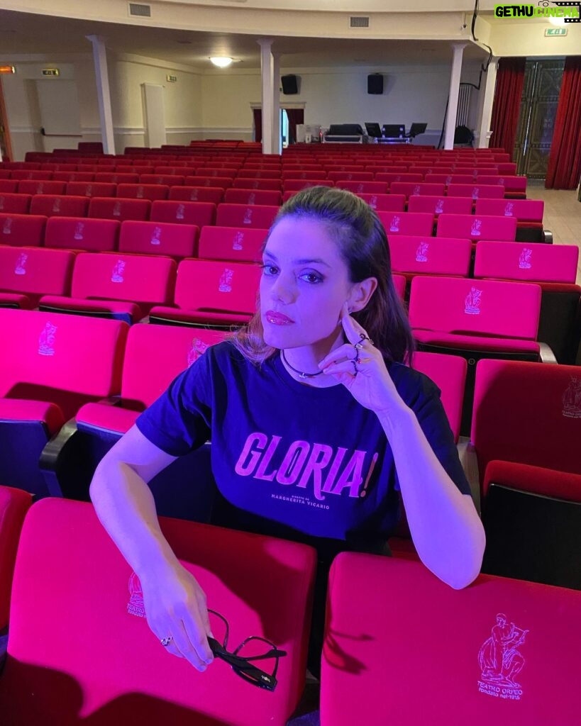 Margherita Vicario Instagram - GLORIA! tour in band inizia stasera a Cagliari e continua tutta l’estate fino a settembre, alternata a delle date con l’orchestra @lacorelli. Spero di vedervi in ogni dove. Canterò a gran voce. 🕊️🍉 Vi presento la band e la squadra che ho la fortuna di avere accanto: ai cori/ pianoforte e tutto l’amore che ho @micoltouadi_ alla batteria @davide_sollazzi al basso @pvrvpluie__ alle tastiere @nontranqua alle chitarreee @mi.ke.ma - ai suoni @edo.flac sul palco con noi @fajoenslow alla direzione generale @anastasiodada alla direzione musicale @giovannipallotti, @massimo_colagiovanni styled by @simonesifufurlan Grazie @vivoconcerti @andrearitrovato @francesco_vurro @carlopellegrino__ @metatronmgmt @martinocer martinocer @frappys e @nancy_merchandise a dischi e magliette nuove.