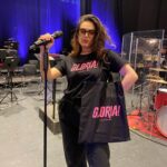 Margherita Vicario Instagram - GLORIA! tour in band inizia stasera a Cagliari e continua tutta l’estate fino a settembre, alternata a delle date con l’orchestra @lacorelli. Spero di vedervi in ogni dove. Canterò a gran voce. 🕊️🍉 Vi presento la band e la squadra che ho la fortuna di avere accanto: ai cori/ pianoforte e tutto l’amore che ho @micoltouadi_ alla batteria @davide_sollazzi al basso @pvrvpluie__ alle tastiere @nontranqua alle chitarreee @mi.ke.ma - ai suoni @edo.flac sul palco con noi @fajoenslow alla direzione generale @anastasiodada alla direzione musicale @giovannipallotti, @massimo_colagiovanni styled by @simonesifufurlan Grazie @vivoconcerti @andrearitrovato @francesco_vurro @carlopellegrino__ @metatronmgmt @martinocer martinocer @frappys e @nancy_merchandise a dischi e magliette nuove.