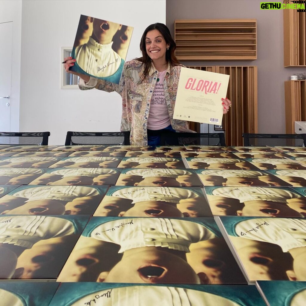 Margherita Vicario Instagram - La gioia di stringere tra le mani il vinile della mia prima colonna sonora. Genitore 2 @_______dade: le bimbe stanno bene, tra poco le impacchettiamo e se ne vanno in giro per il mondo. IN ESCLUSIVA qualche centinaio di vinili autografati sullo shop islandrecord_it ❤️🌴prenotateli, arriveranno tra pochissimo. Link in bio. Grazie @lindanegrini @mvperin @camilla_monge @metatronpublishing . mix and master and more by @widerstudiomusic @tempestafilm ✨ GLORIA! THE ORIGINAL SOUNDTRACK