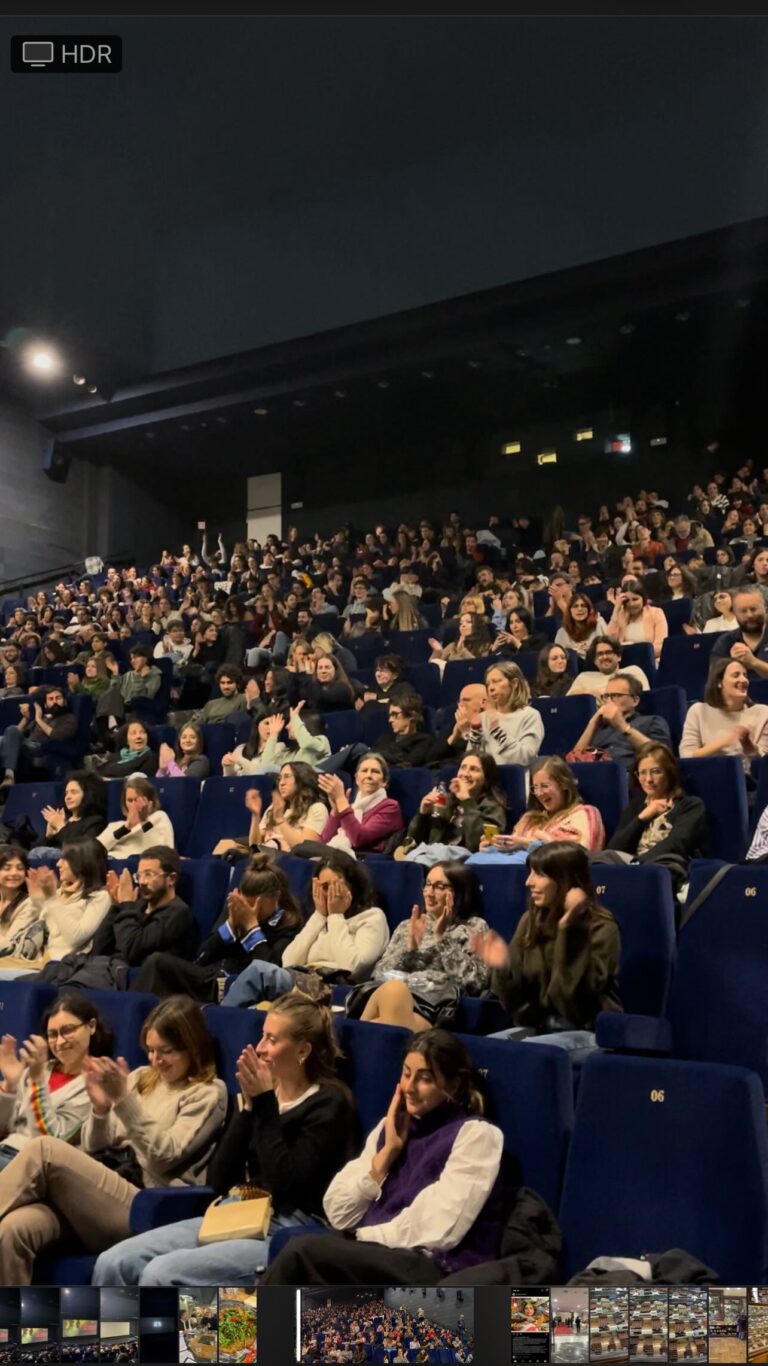 Margherita Vicario Instagram - La prima settimana di vita di Gloria! in sala é stata pazzesca. Questo film va visto al cinema e va visto insieme alle vostre amiche e amici, sorelle e fratelli, nonni e nipoti. Vederlo a casa non sará la stessa cosa…NON LO SENTITE L’ODORE DI POPCORN? Grazie a tutti quelli che sono venuti a sentire/vedere GLORIA! ❤️🙏🏼🙏🏼🙏🏼🕊️ Grazie a tutti i cinema e gli esercenti che ci hanno ospitato! Stasera Brescia, domani Firenze e Arezzo, domenica Napoli. E poi fatelo andare sulle sue gambe. Grazie alle attrici e agli attori che mi hanno accompagnato, ai moderatori ❤️ due tra tutti @ilcarza e @carlo_il_giuliano e a @japoco_b capotreno❤️ @carlottagamba_ @galateabellugi @paolo_rossi_ufficiale @sara_mafodda_ @veronica___l @mariavittoria.dallasta @vincenzo.crea @elio_eelst @_______dade @01distribution @tempestafilm