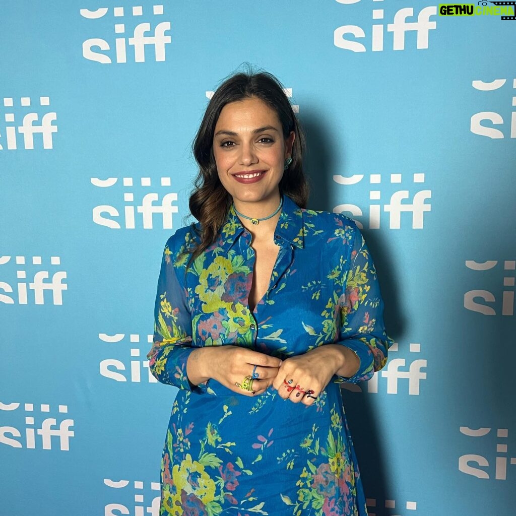 Margherita Vicario Instagram - Le proiezioni di Gloria! al @siffnews 🇱🇷SEATTLE INTERNATIONAL FILM FESTIVALsono state bellissime. Viaggio di lavoro, ma turista presso me stessa. Audience fomentatissimo e sincerely moved. They LLLLOVE the anachronism. Grazie @angelace per l’accoglienza e tutti i 7.740 volontari. qui molti film, molti granchi e parecchi Nirvana, più un’ altra serie di cose particolari…Buonanotte✨✨✨ @tempestafilm @rai_cinema @tell.film @01distribution