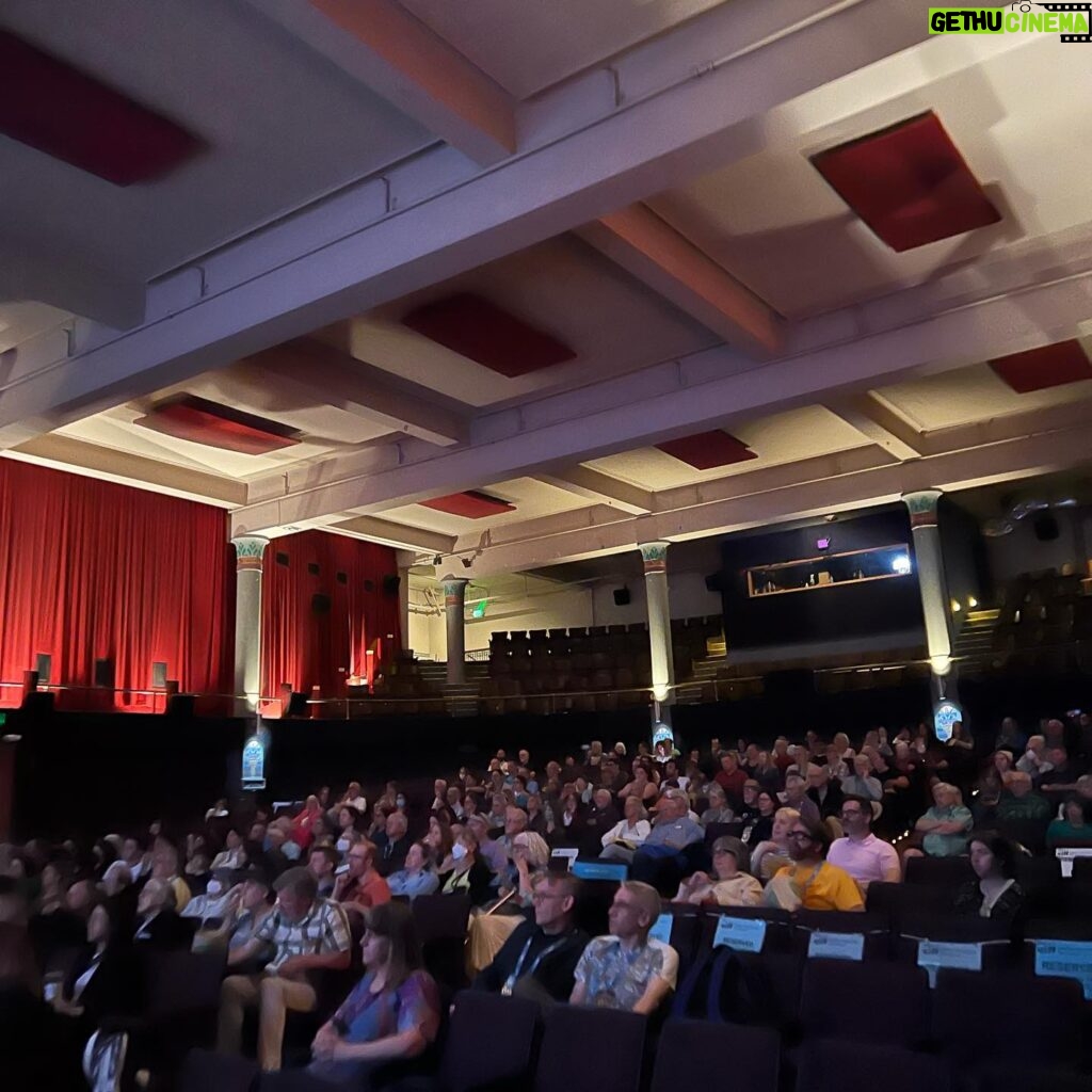 Margherita Vicario Instagram - Le proiezioni di Gloria! al @siffnews 🇱🇷SEATTLE INTERNATIONAL FILM FESTIVALsono state bellissime. Viaggio di lavoro, ma turista presso me stessa. Audience fomentatissimo e sincerely moved. They LLLLOVE the anachronism. Grazie @angelace per l’accoglienza e tutti i 7.740 volontari. qui molti film, molti granchi e parecchi Nirvana, più un’ altra serie di cose particolari…Buonanotte✨✨✨ @tempestafilm @rai_cinema @tell.film @01distribution