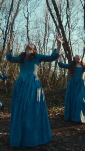 Margherita Vicario Instagram - FUORI IL VIDEOCLIP Di “ARIA!” canzone che anticipa l’uscita della colonna sonora di “GLORIA!” Al cinema dall’11 aprile. Mischiare, contaminare, fondersi e ballare, sono le parole d’ordine. Grazie a tutte le persone che ci hanno lavorato qui di seguito: regia Francesco Coppola @procido ❤️ Produzione esecutiva @amartiafilm Coreografie di @dexdavi Con @camillabenzi @_flaminia.fabi_ @fkntogni @alessandrazonno Organizzatori generali Nicola Maiello e Camilla Gazzola Dop @filippomarzatico Montatori @chris.mrsgl e @nemiobi Costumista @whokilledclaudiapalmer Truccatrice @aliceandthemonster Parrucchiere @mauro.verderosa Operatore Steadycam @michelangelomaraviglia Assistente operatore Niccolò Vitagliano Aiuto operatore/Data manager @eva.castellucci Assistente costumi Giulia Venier Color Filippo Marzatico grazie a Marta Iacoponi, Mary Montalto, Rinaldo, Claudio, Franco, @tempestafilm @nicomaggis , Manuela Melissano, @la_jonny_8 @albertavicario e tutti gli attori e le attrici del film!