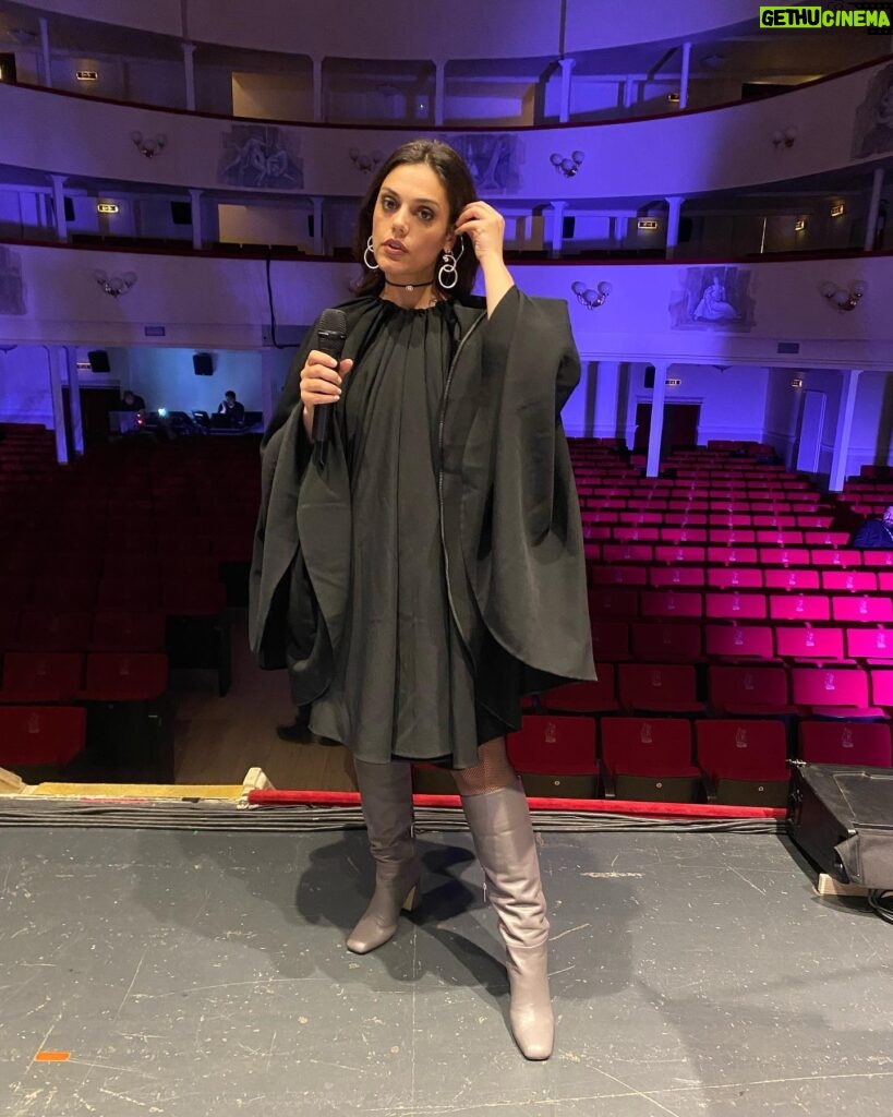 Margherita Vicario Instagram - É successa una cosa strana: il film Gloria! é uscito dallo schermo e s’é materializzato nella vita vera: abbiamo fatto un concerto in Chiesa a Molfetta, metà pubblico un po’ basito, l’altra metà trascinato dal rito. É stato divertente. Alla fine hanno rimbombato le mura ed erano tutti contenti. Ho pensato diverse volte durante queste prime tre date del tour, in questo eccesso di vitalità, che se fossi nata 4/5 secoli fa, m’avrebbero tranquillamente bruciato su un bel rogo! Chissà, magari non avrei avuto il coraggio di essere una vera strega…con la mia piantina nel vaso, lo sguardo di sguincio etcetc…Comunque ho suonato con la meravigliosa @orchestra_magna_grecia che mi ha fatto piangere 8/9 volte, come quando ho sentito per la prima volta Castagne con gli arrangiamenti di @giovannipallotti e del Maestro @patti_carmelo ❤️ Grazie a @vivoconcerti @metatronmgmt onnipresente @camilla_monge, ai miei musicisti e la mia squadra tecnica che ogni volta che li vedo sono felice di stare tra le loro mani. Ah! un grazie speciale alla ragazza che mi ha portato il CIOÉ. Dopo la Messa, ci stava. Le 3500 lire spese meglio della vita. Ci vediamo in tour❤️ PROSSIMA DATA 30 MAGGIO @ateneika_official CAGLIARI CON. BAND!!!