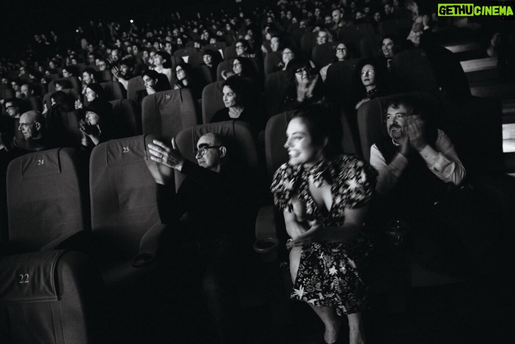 Margherita Vicario Instagram - GLORIA! é a cinema. In tanti cinema. Abbiatene cura, fatelo passare di mano in mano, bocche e orecchie. Gli hanno voluto bene in molti a questa storia. E molti ne fanno parte. Ora anche voi! Grazie, ci vediamo ai saluti in sala saranno tanti e in tutta Italia. Guardateli sulla pagina di @01distribution Io cerco di aggiornarvi sempre Grazie vi voglio bene. A dopo! Grazie @sara_sabatino per aver immortalato questo momento. 🕊️🕊️🕊️🕊️🕊️ @tempestafilm @rai_cinema