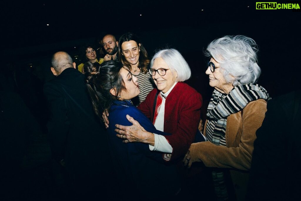 Margherita Vicario Instagram - GLORIA! é a cinema. In tanti cinema. Abbiatene cura, fatelo passare di mano in mano, bocche e orecchie. Gli hanno voluto bene in molti a questa storia. E molti ne fanno parte. Ora anche voi! Grazie, ci vediamo ai saluti in sala saranno tanti e in tutta Italia. Guardateli sulla pagina di @01distribution Io cerco di aggiornarvi sempre Grazie vi voglio bene. A dopo! Grazie @sara_sabatino per aver immortalato questo momento. 🕊️🕊️🕊️🕊️🕊️ @tempestafilm @rai_cinema