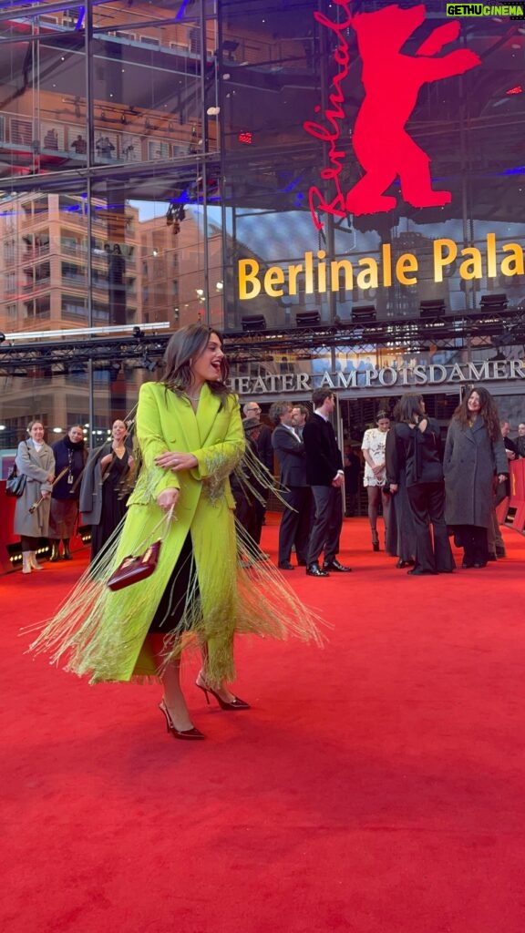 Margherita Vicario Instagram - Il red carpet della @berlinale è tutto per Gloria! 🎶✨🎻 Non perdete Gloria! di Margherita Vicario al cinema dall’11 aprile 🎬 #Gloriailfilm! Con Galatea Bellugi, Carlotta Gamba, Veronica Lucchesi (@rappresentantelista), Maria Vittoria Dallasta, Sara Mafodda, Paolo Rossi, Elio (@elioelst), Natalino Balasso, Anita Kravos, Vincenzo Crea, Jasmin Mattei, Gioele Pagura. Una produzione Tempesta con Rai Cinema. . . . @rai_cinema @tempestafilm @margheritavicario @uncantobrasileiro @_______dade @tell.film @galateabellugi @carlottagamba_ @veronica___l @mariavittoria.dallasta @sara_mafodda_ @paolo_rossi_ufficiale @anitakravos @vincenzo.crea