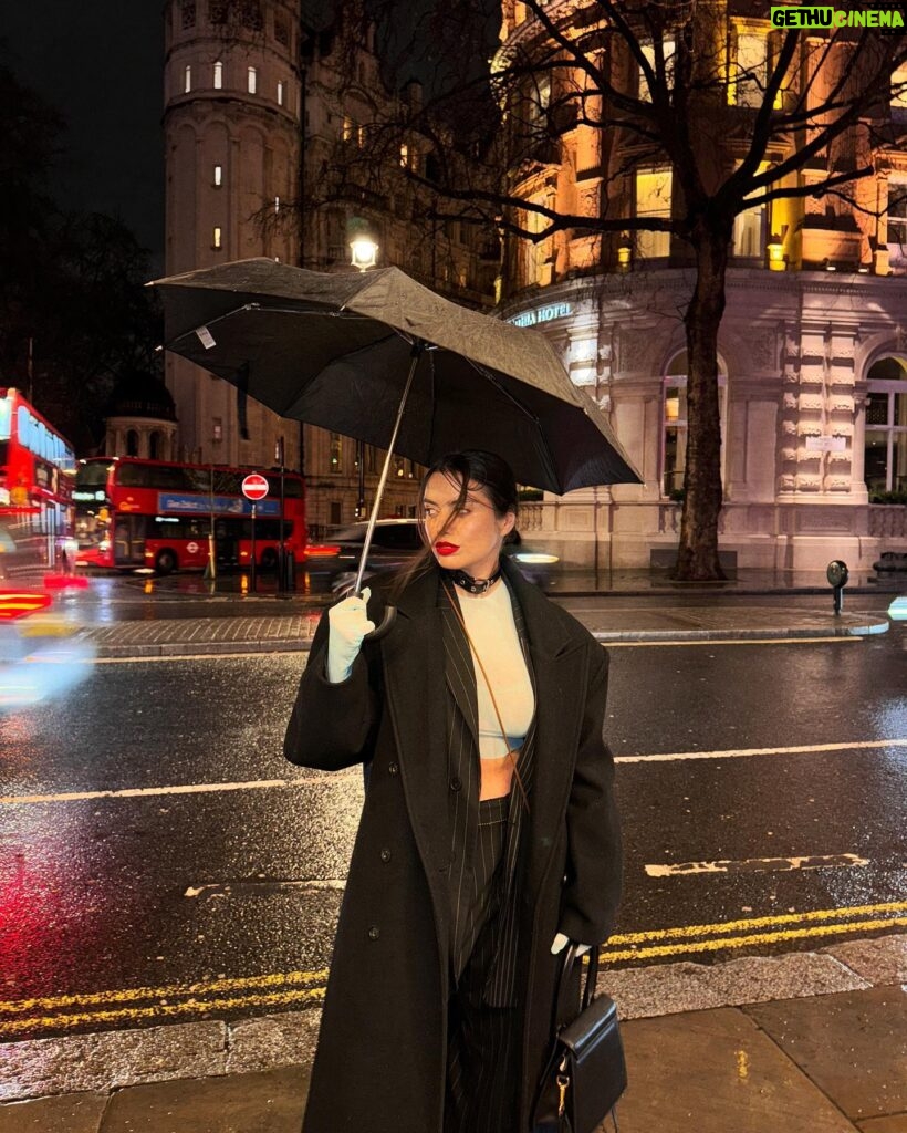 Margo Dumas Instagram - За 3 місяці депресії після переїзду до Лондону я мало чого відчувала та розповідала тут. Але взяла за правило, кожного разу коли зі мною знов тряпляються барвисті відчуття - фіксувати це.🎨 Ось що вийшло зафіксувати в Березні 🌸 1. Після вечора з @caradelevingne , де вона грала головну роль у мюзиклі Кабаре в @kitkatclubldn , який ставлять по всьому світу з 1966. Було топ!🔥 2. Моя перша спроба танцювати heels (колись і вам покажу у сторіз)👠 3. Коханий @maxnitro92 подарував лілії і попросив розквітати разом з ними🤍 4. Одинокий день у Лісабоні, мить коли в перше за 3 місяці прорізалось яскраве відчуття щастя, як смак після ковіду💫 5. Мій трушний британський дім 🇬🇧 6. Мить, коли вперше побачила башню Єлізавети такою 😍🌟 7. «Не так уж тут і погано, у вашому Лондоні» 8. 📍Seven Sisters cliffs. Один з самих гарних днів в Березні, на фото з @kiraereminaa1 яка надихнула мене на цю рубрику. Дякую. 😘 9. Сивий покидьок 🥲👵🏼 10. «Не так уж тут і погано, у вашому Лондоні» 2* І в завершення скажу. Відчувати це кайф. І позитивне, і негативне. Бо не відчувати це піз🏠ець.