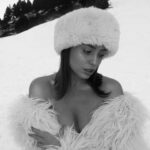 Margo Dumas Instagram - Вихідні з ароматом багаття у волоссі та присмаком імбирного чаю у роті. Зі звуком сміху та скрипом дерев’яної підлоги. З відчуттям згорівших щік і посмішки на холодних губах. Три години від Барселони та ти в сніжній морозній казці - світ не перестає мене дивувати. 🥹❄️