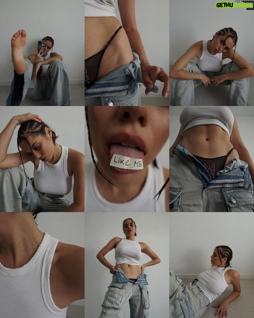 Margo Dumas Instagram - LIKE ME ♥️🐒 #selfportraits