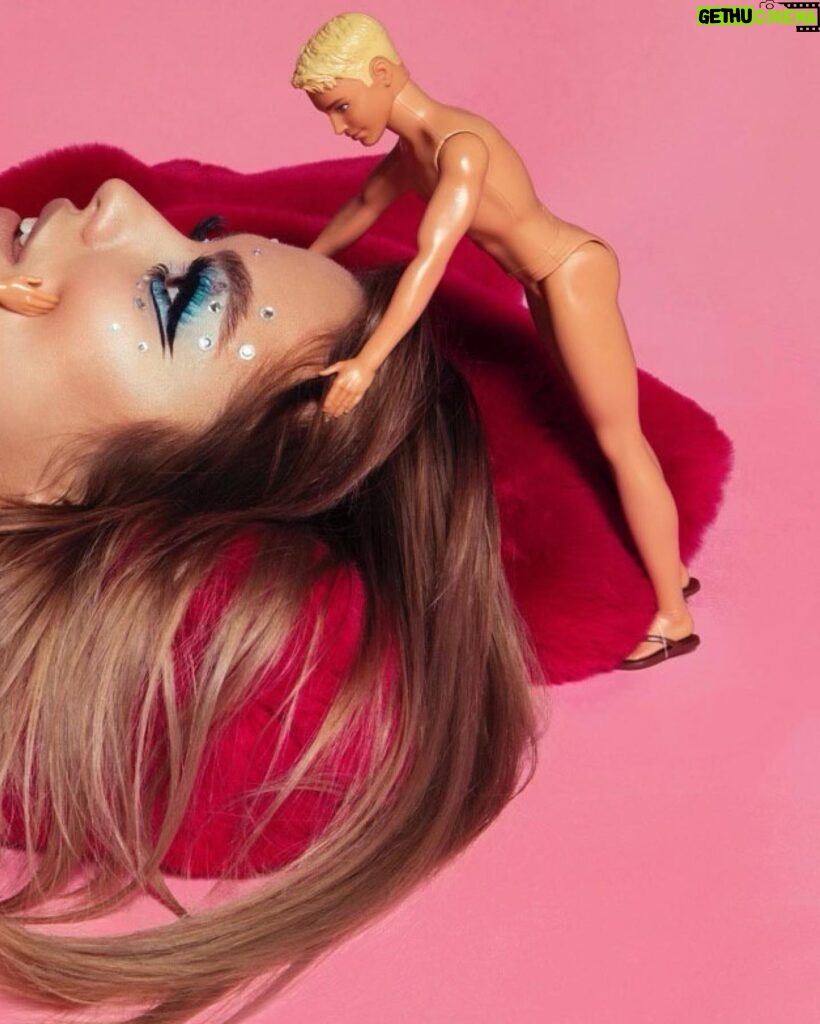 Margo Dumas Instagram - Була #Барбі ще до того як це стало мейнстрімом. 😛 Моя обкладинка для одного французького журналу, 2020 рік. Знято неперевршеною @tim_rise —— I was #Barbie before it became mainstream. 😛 My cover for a French magazine, 2020. Ph: @tim_rise.