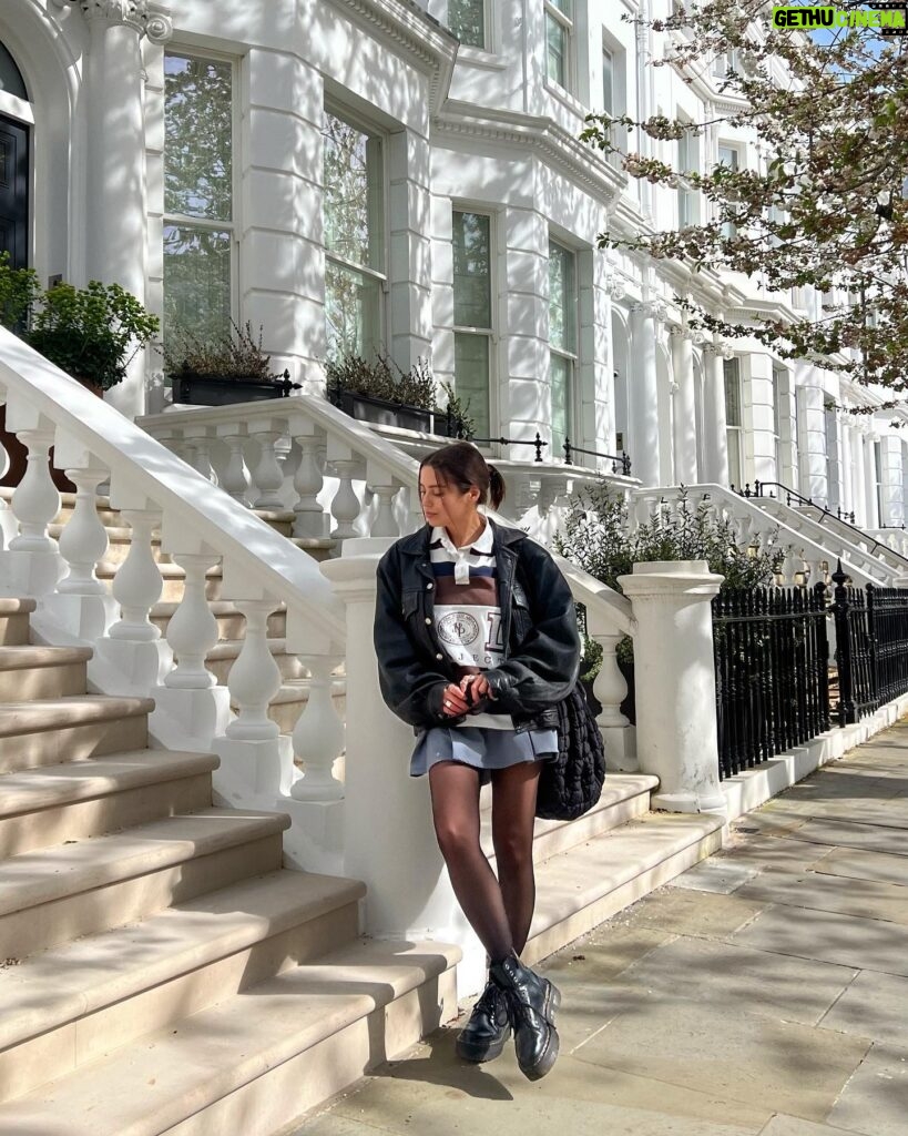 Margo Dumas Instagram - 50 shades of me in London 🇬🇧🐒 #ootd #🧅