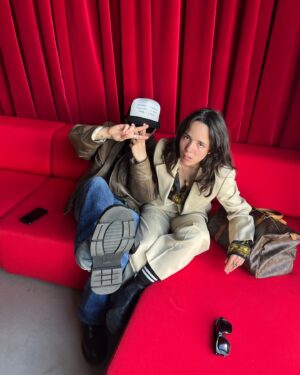 Marguerite Thiam Instagram - Détour à Rennes . 
Merci @zedyunpavarotti , le poète, le génie, le vibrant . Merci pour ces moments .
Merci aussi à ton équipe . 
Et merci à la mienne, que j’aime . @coridaparis @abenthing @howalioudoing @christel.h.martinet @kevin.heuze @leliarababy ❤️

La dernière avant les autres…