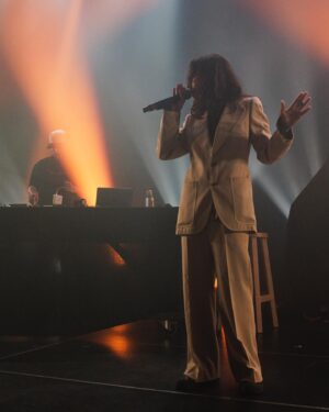 Marguerite Thiam Instagram - Détour à Rennes . 
Merci @zedyunpavarotti , le poète, le génie, le vibrant . Merci pour ces moments .
Merci aussi à ton équipe . 
Et merci à la mienne, que j’aime . @coridaparis @abenthing @howalioudoing @christel.h.martinet @kevin.heuze @leliarababy ❤️

La dernière avant les autres…