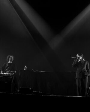 Marguerite Thiam Instagram - On a joué à L’Olympia… C’est hors du temps. Merci à mon équipe @coridaparis @abenthing d’avoir changé ma vie. 1 an de concerts et on termine dans la salle la plus mythique de Paris. Merci évidemment à @hervemusique pour cette chance. C’était un live fragile et unique à la fois. Merci @howalioudoing de m’accompagner dans cette aventure qui n’aurait jamais eu le même goût sans toi. ❤️ Le projet sort dans qq semaines et j’ai hâte! 

Merci à @mm6maisonmargiela & @haroldnakam pour les tenues! 💜

photos: @paulinebajzak