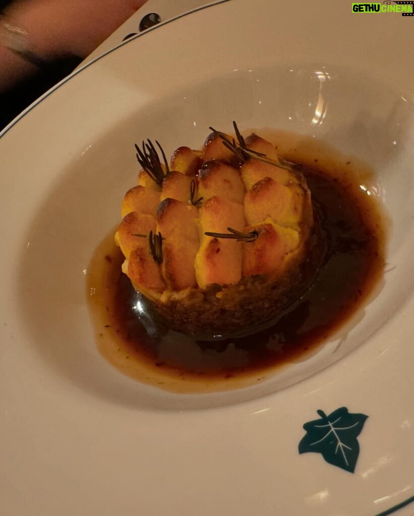 Mari Natsuki Instagram - #londondiaries #lunch で、飛び込みで入ったレストランが当たりでして、 チェーン店みたいで王道🇬🇧料理🍴 シェパーズパイもオシャレに出てきて、また🍎タルトも食べてしまった！