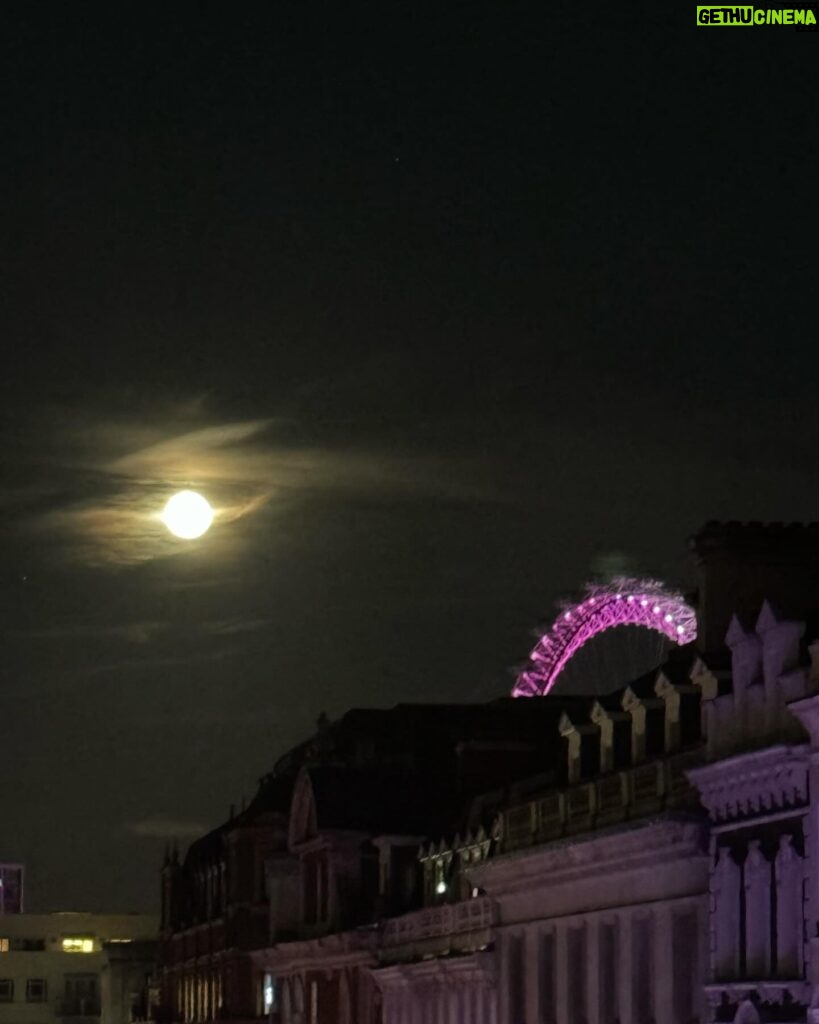 Mari Natsuki Instagram - #londondiaries #moon #beautiful #night #goodvibes Moonlit night in London………