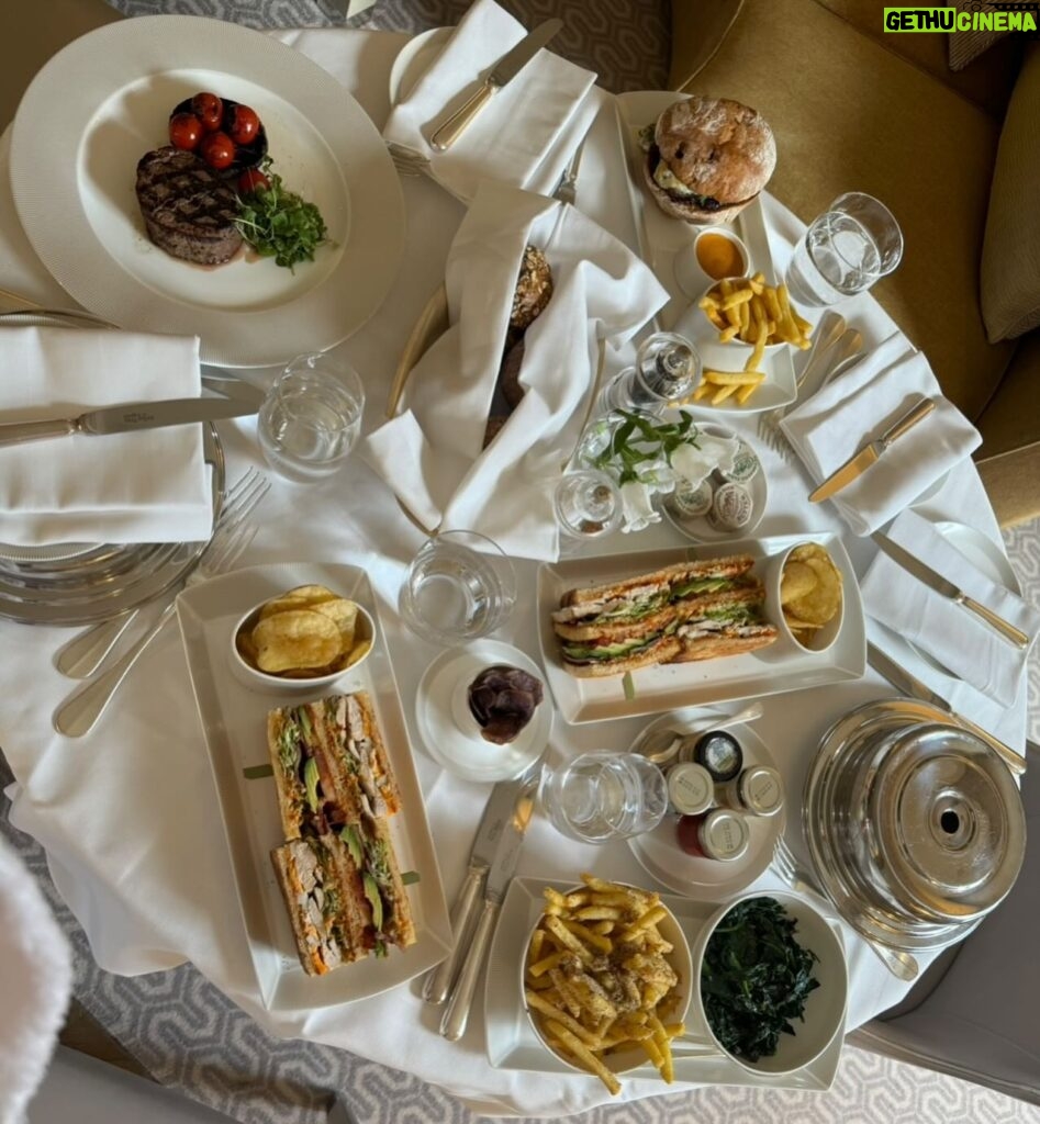 Mari Natsuki Instagram - #londondiaries #hotel #inroomdining #yummy #relax ホテルのお部屋でルームサービス🍴