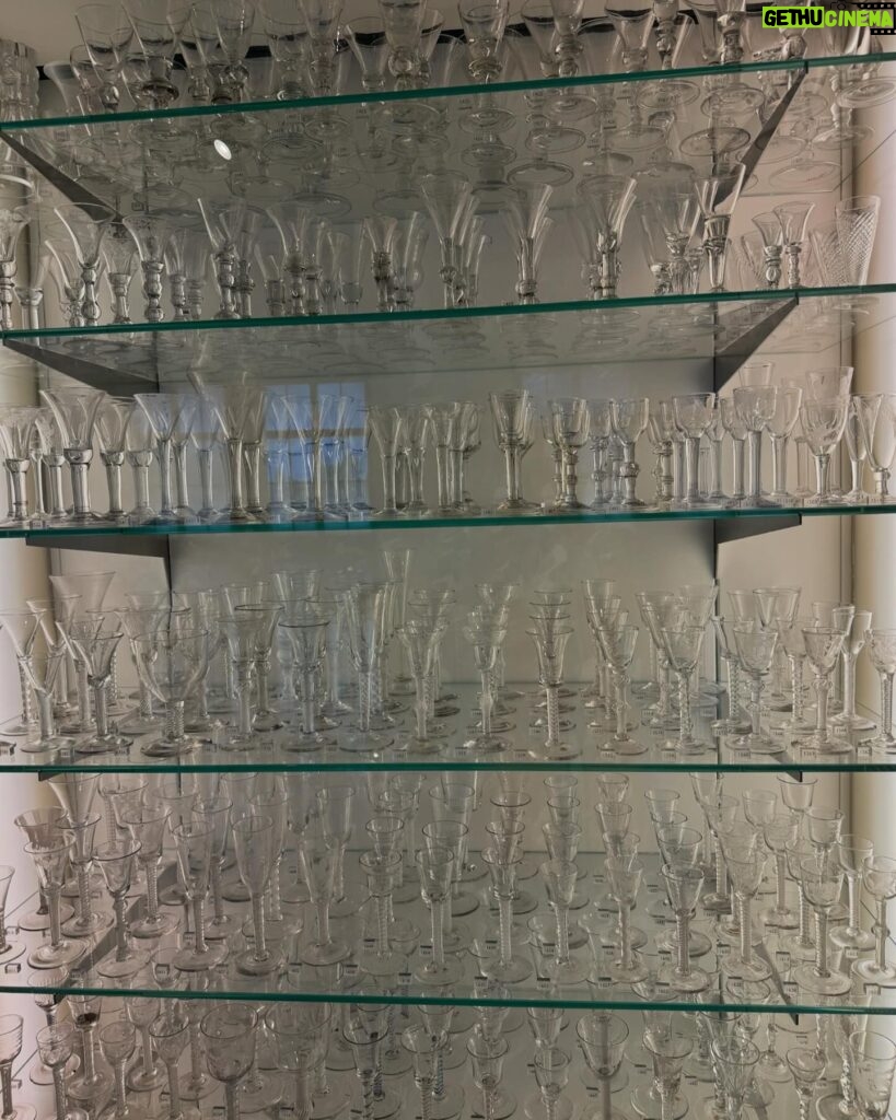 Mari Natsuki Instagram - #victoriaandalbertmuseum #glasses #history #beautiful で、ヴィクトリア・アンド・アルバート博物館の続きね....3fのglassへ、年代が古い程、細工が緻密ですごい！ガラス好きにはたまらないコーナーです🆒
