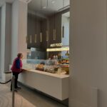 Mari Natsuki Instagram – #londondiaries 
#victoriaandalbertmuseum
#morrisroom 
#cafe
#beautiful

ヴィクトリア・アンド・アルバート博物館のCafeは世界初の美術館併設のカフェです。

美しいお部屋が3つあって、ウォークインでいただけます🍴まず、こちらで腹ごしらえしてから観るのがオススメ、午前中あまり混まないからね！

今日は、スピナッチスープにサーモンのグラタンとサラダたくさん🥕🫛🍎🍅🫑🫒