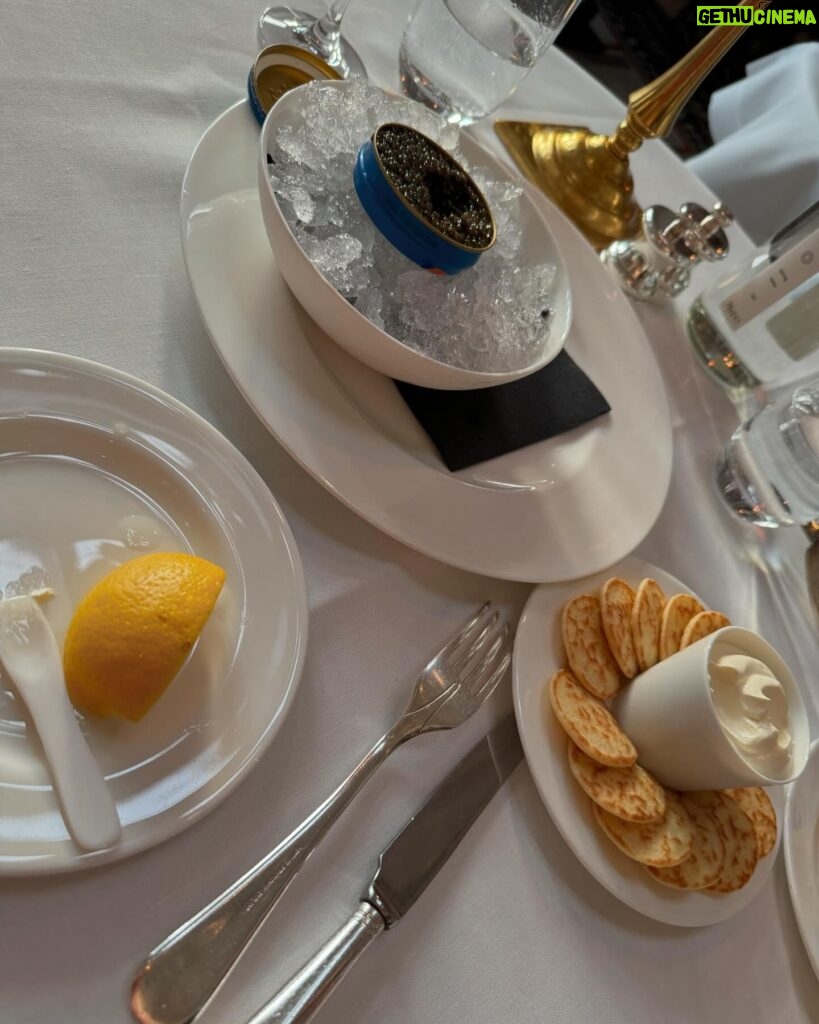 Mari Natsuki Instagram - #londondiaries #dinner #cozy #atsloane ホテルにある小さなレストラン🍽️ LondonはBarが充実してて、この日はマティーニ🍸ステアでオリーブ🫒