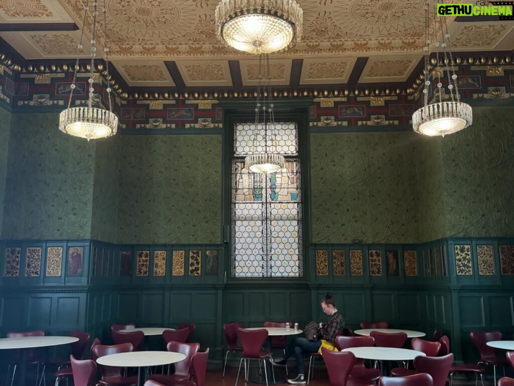 Mari Natsuki Instagram - #londondiaries #victoriaandalbertmuseum #morrisroom #cafe #beautiful ヴィクトリア・アンド・アルバート博物館のCafeは世界初の美術館併設のカフェです。 美しいお部屋が3つあって、ウォークインでいただけます🍴まず、こちらで腹ごしらえしてから観るのがオススメ、午前中あまり混まないからね！ 今日は、スピナッチスープにサーモンのグラタンとサラダたくさん🥕🫛🍎🍅🫑🫒