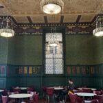 Mari Natsuki Instagram – #londondiaries 
#victoriaandalbertmuseum
#morrisroom 
#cafe
#beautiful

ヴィクトリア・アンド・アルバート博物館のCafeは世界初の美術館併設のカフェです。

美しいお部屋が3つあって、ウォークインでいただけます🍴まず、こちらで腹ごしらえしてから観るのがオススメ、午前中あまり混まないからね！

今日は、スピナッチスープにサーモンのグラタンとサラダたくさん🥕🫛🍎🍅🫑🫒