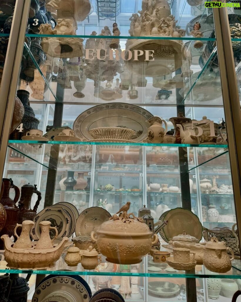 Mari Natsuki Instagram - #londondiaries #victoriaandalbertmuseum #creativity #ceramics #history 昨日は、V &Aへ..... ヴィクトリア・アンド・アルバート博物館は400万点ものコレクションの国立博物館！ 無料です。 あらゆる人に美術作品を鑑賞する機会を与え、労働者の教養を高め、国内のデザイナーや製造業者に刺激を与えることをコンセプトに1852年に造られたミュージアム、とにかく広いので、マリーねは、いつも最上階の4fから攻めます！ セラミックから〜 伊万里とかあって素敵‼︎